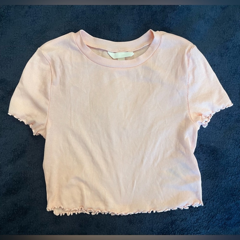 baby pink cropped T-shirt. Ribbed with small ruffles by sleeves and bottom.